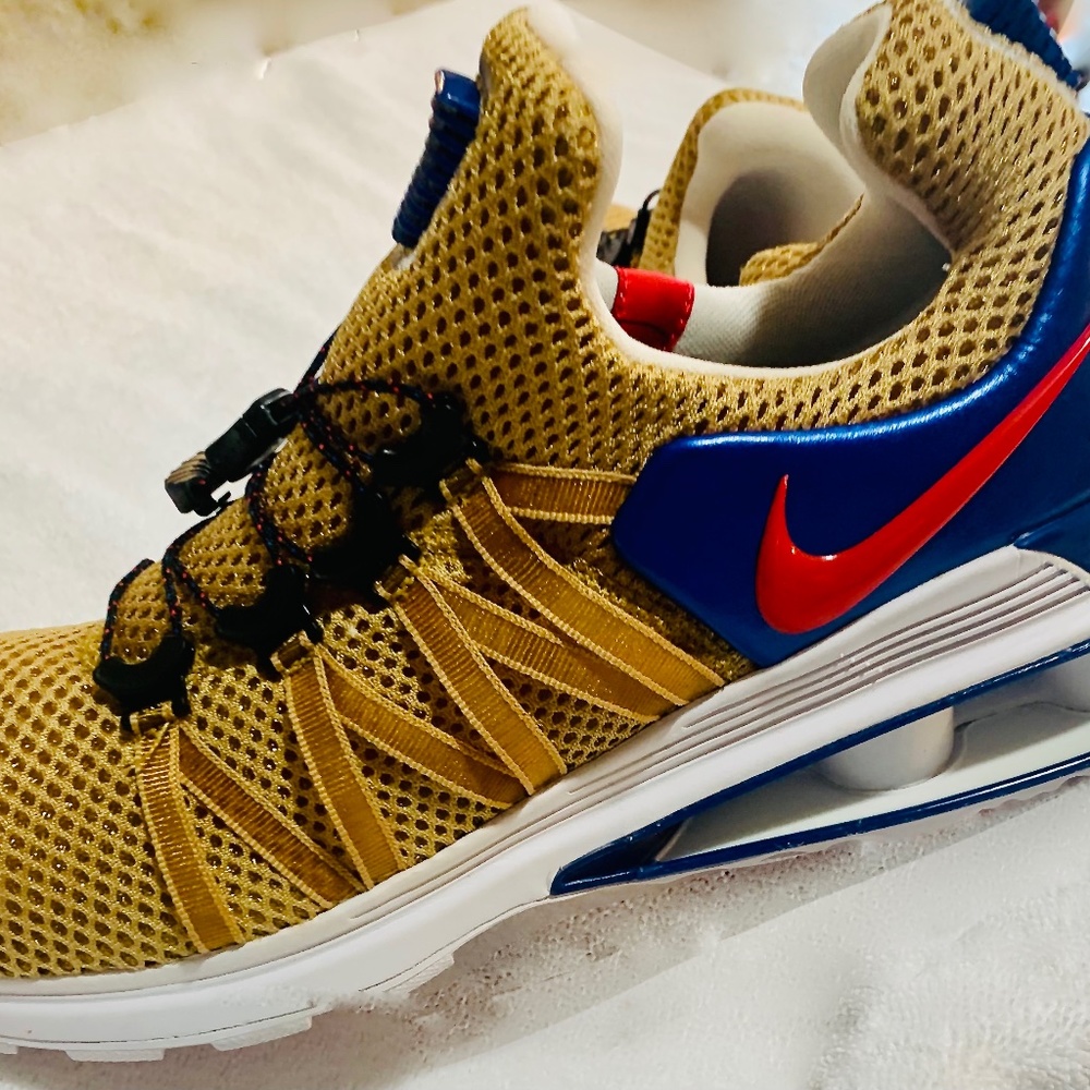 Brand new Nike Shox Gravity "World Cup' Gold Stars Mens 9